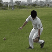 右投げ外野手右側ゴロ捕球の動き1