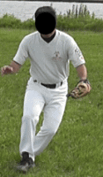 外野手スローイングを急がないゴロ捕球の動き1