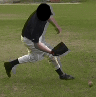 左投げ外野手利き手側ゴロ捕球からスローイング動作2