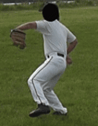 右投げ外野手右側ゴロ捕球の動き6
